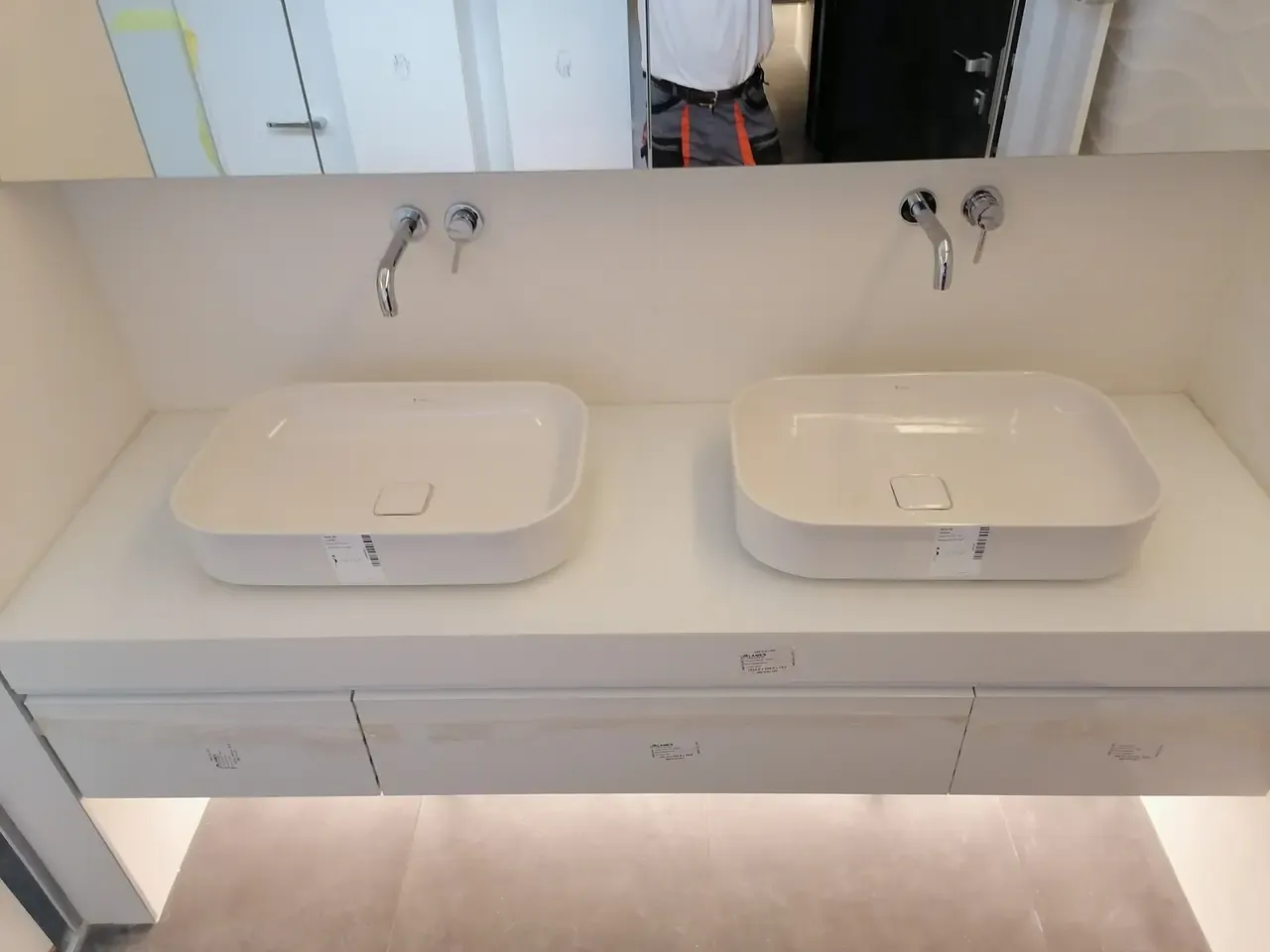 Dupli lavabo sa zidnim baterijama