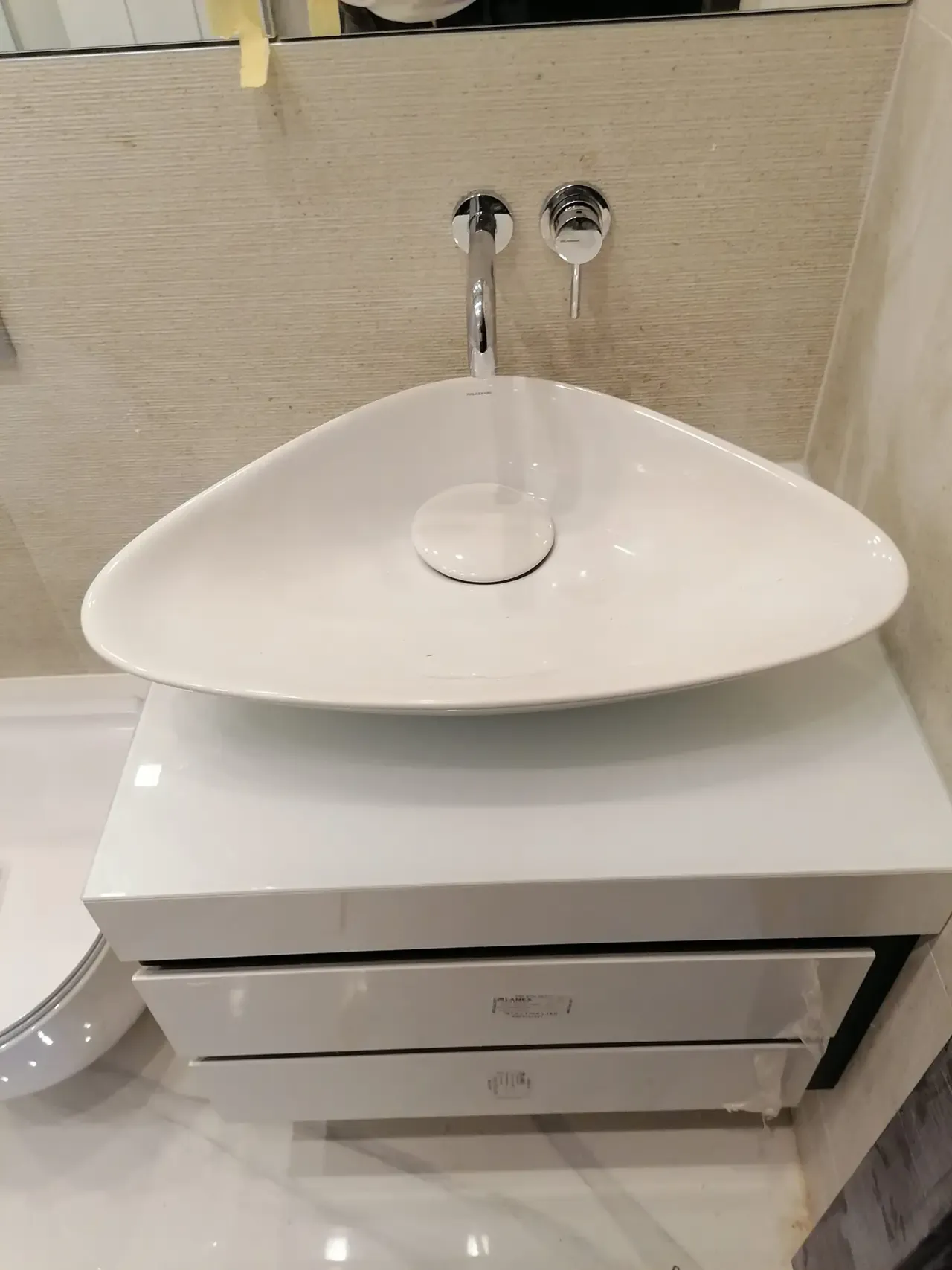 Nadgradni lavabo sa zidnom baterijom